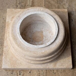 Основа за колона Романо от антикиран травертин Класик 60 x 60 x 20 см