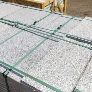Гранитен бордюр Бианко Сардо (разян и скосен 1L) 20 x 25 x 50 см