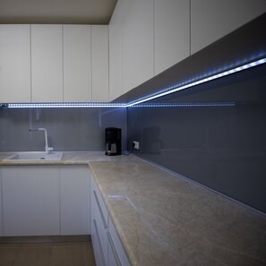 Плот от полиран мрамор Крема Роял 250 х 65 х 3 см