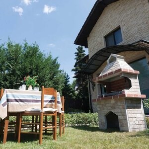 Средно градинско барбекю с оформен камък глиц