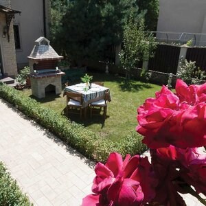 Средно градинско барбекю с оформен камък глиц
