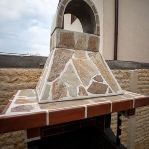 Малко барбекю с рафт Традиционал (на дърва/ въглища, 100x60x210см, 650кг, Бял стандарт с Родос и керамични тухли)