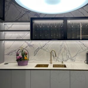 Calacatta Lilac Полиран оребрен мрамор плоча 2 cm