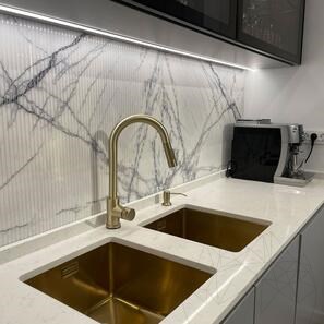 Calacatta Lilac Полиран оребрен мрамор плоча 2 cm