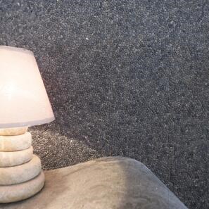 Опесъчена мозайка от малки черни овални камъчета