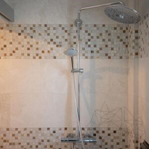 Полирана мозайка от меден оникс и бял мрамор 2.3 х 2.3 см