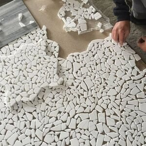 Опесъчена мозайка от неоформен мрамор Тасос