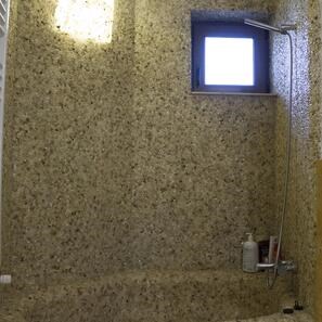 Опесъчена мозайка от малки овални камъчета оникс