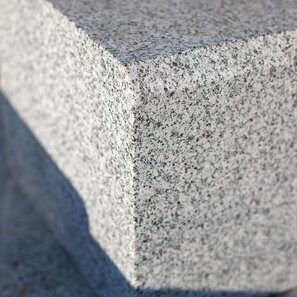 Гранитен бордюр Бианко Сардо (разян и скосен 1L) 20 x 25 x 50 см