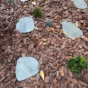 Японски градински стъпки от цепен шистов камък с чукнати ръбчета Кавала 