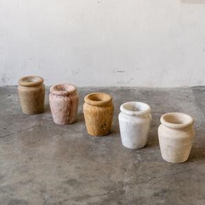 Римска ваза Autograph от червен травертин Опиум 30 x 25 x 25 см