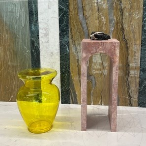 Малка конзола Archy от червен травертин Опиум