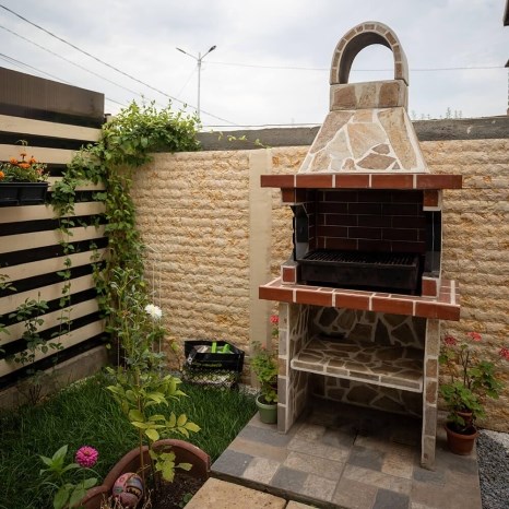 Малко барбекю с рафт Традиционал (на дърва/ въглища, 100x60x210см, 650кг, Бял стандарт с Родос и керамични тухли)