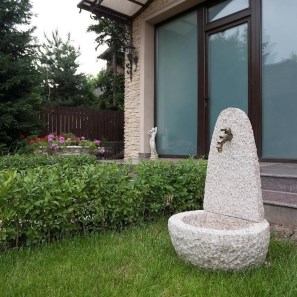Свободностояща чешма от жълт гранит Паданг (40 х 40 х 70 см)